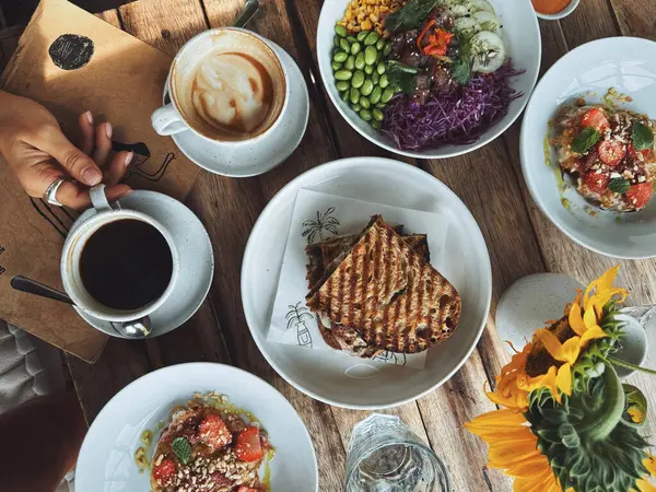 Popüler bir kahvaltı. Yumurta, avokado tostu, kahve, salata. Bali 'de dayanıklı yiyecekler.