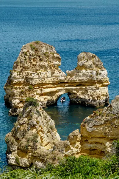 Portekiz, Lagos 'taki Ponta da Piedade' den Rocky Clifs. Okyanus güzel manzara kayalıkları 