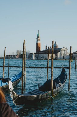 Venedikli Gondollar Uzakta San Giorgio Maggiore Kilisesi manzaralı