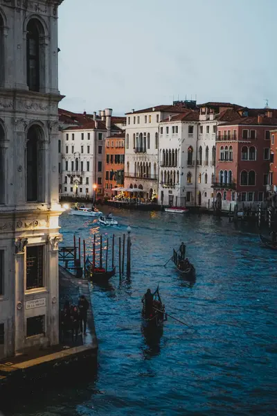  Venedik 'te güzel bir kanal, renkli evler ve kanallar