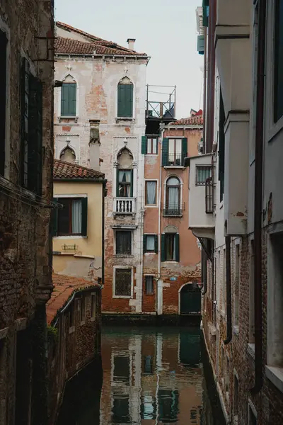 Venedikli Gondollar Uzakta San Giorgio Maggiore Kilisesi manzaralı