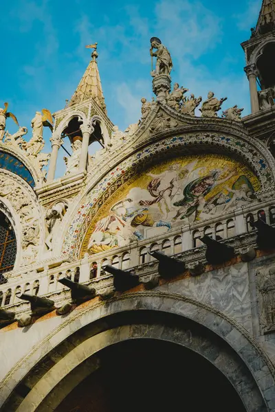 Venedikli Gondollar Uzakta San Giorgio Maggiore Kilisesi manzaralı