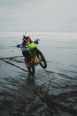  Bali 'nin Kara Kum Sahili' ndeki Enduro Macerası. Off-Road Motosiklet Deneyimi.