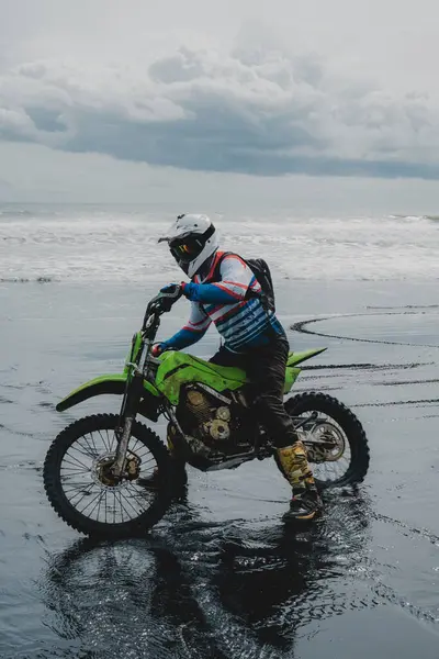  Bali 'nin Kara Kum Sahili' ndeki Enduro Macerası. Off-Road Motosiklet Deneyimi.
