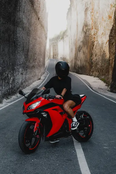 Yoldaki motosiklet, Kırmızı Spor Motosikleti, Manzaralı Bali Kanyonu. Moto kızı ya da siyah giyen kız..