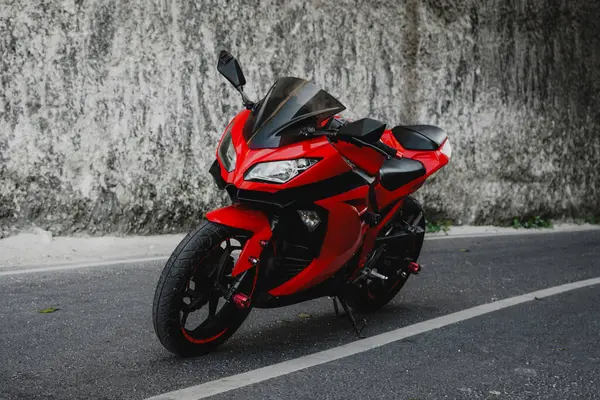 Yoldaki motosiklet, Bali Kanyonu 'ndaki Kırmızı Spor Motosikleti