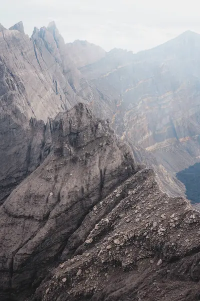 Volkan krateri. Yürüyüş. Manzaralı Volkan Dağı Zirvesi. Endonezya       