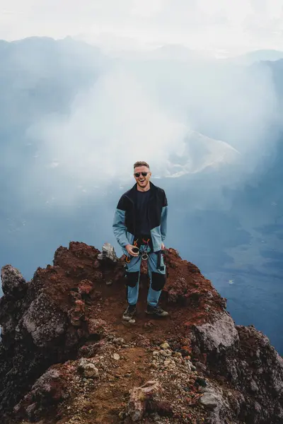 Yakışıklı gençler Ruang Dağı Volkan Zirvesi 'nde Manzaralı Yürüyüşçü