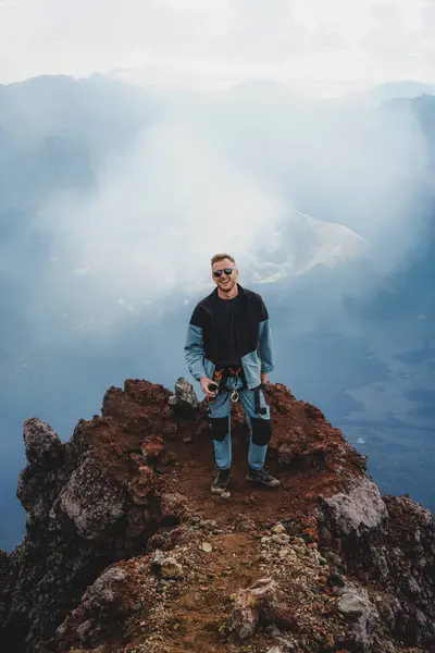 Yakışıklı gençler Ruang Dağı Volkan Zirvesi 'nde Manzaralı Yürüyüşçü