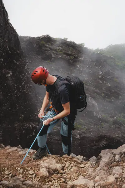 Yakışıklı gençler Ruang Dağı Volkan Zirvesi 'nde Manzaralı Yürüyüşçü