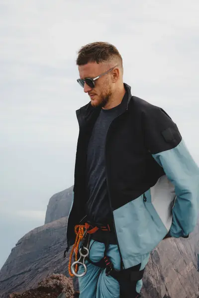 Yakışıklı gençler Ruang Dağı Volkan Zirvesi 'nde Manzaralı Yürüyüşçü