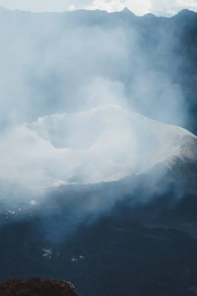 Volkan krateri. Yürüyüş. Manzaralı Volkan Dağı Zirvesi. Endonezya       