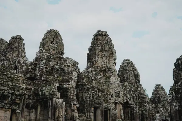 Antik Angkor Tapınağı Wat Etrafı bereketli ormanlarla çevrili