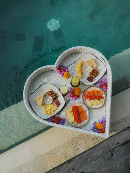 Bali 'de kalp şeklinde bir tepside yüzen kahvaltı.