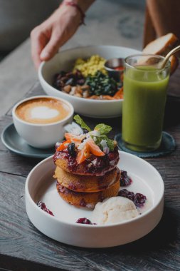 Yumurta, kapuçino ve krep Mükemmel Bali Kahvaltısı         