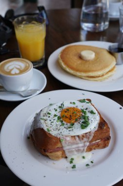  Croque Madame, Cappuccino, ve Pancakes Mükemmel Kahvaltı