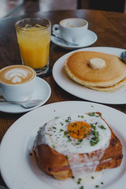  Croque Madame, Cappuccino, ve Pancakes Mükemmel Kahvaltı