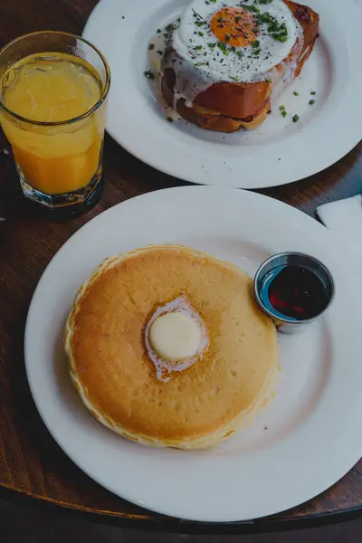  Croque Madame, Cappuccino, ve Pancakes Mükemmel Kahvaltı
