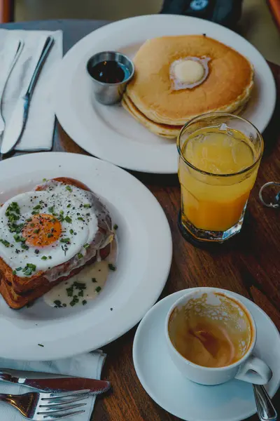  Croque Madame, Cappuccino, ve Pancakes Mükemmel Kahvaltı
