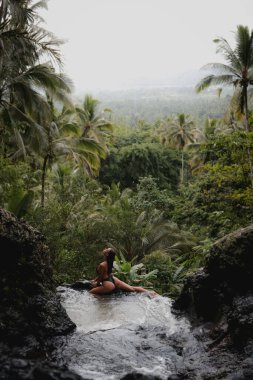 Bali 'de Tropik Şelalenin Tadını Çıkaran Kadın