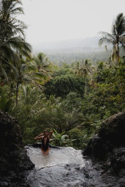  Bali 'de Tropik Şelalenin Tadını Çıkaran Kadın