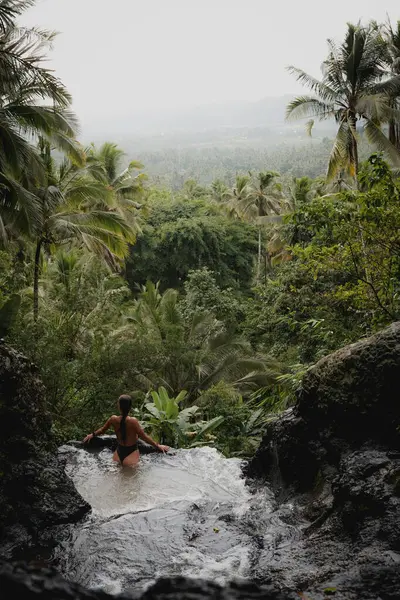  Bali 'de Tropik Şelalenin Tadını Çıkaran Kadın