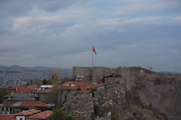 Ankara Şatosu mavi gökyüzü arka planında ayın altında dalgalanan bayrağıyla