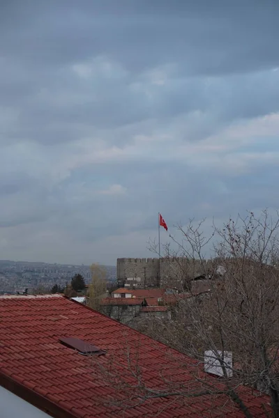 Замок Анкара Синьому Тлі Неба Прапором Який Махає Під Місяцем — стокове фото