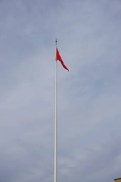 Τουρκική Σημαία Κυματίζει Στον Γαλάζιο Ουρανό Της Τουρκίας — Φωτογραφία Αρχείου