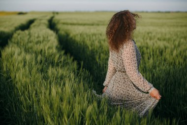 Sahada duran kıvırcık kız