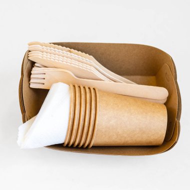 Tek kullanımlık çevre dostu gıda ambalajı. Kahverengi kağıt kaplar, içki bardakları, çatallar ve bıçaklar. Model, şablon.