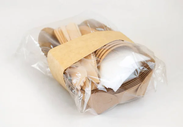 环保食品包装可处置 褐色工艺纸箱 玻璃杯 叉子和小刀 Mockup — 图库照片