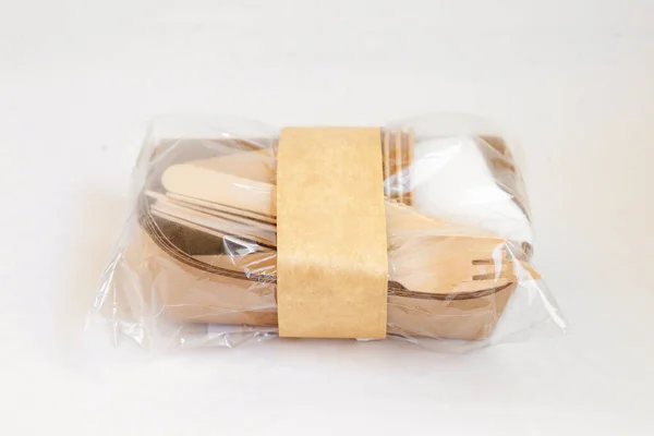 环保食品包装可处置 褐色工艺纸箱 玻璃杯 叉子和小刀 Mockup — 图库照片