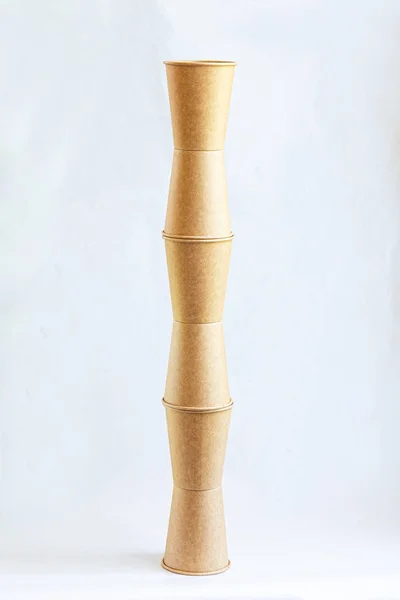 棕色的牛皮纸咖啡杯塔 用硬纸板牛皮纸制成的六只一次性纸杯 — 图库照片