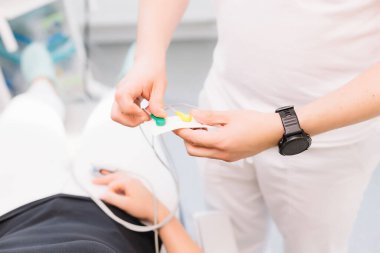 Nabız oksimetresi takılı hasta oksijeni izlemek için parmağına baskı yapıyor.
