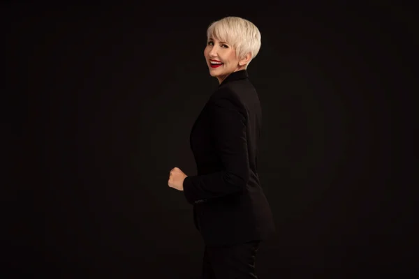 Lächelnde Glückliche Geschäftsfrau Mit Modischer Kurzhaarfrisur Und Glamour Make Die — Stockfoto