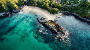 Sabah ışığında Tayland 'daki Phuket Adası' nda tropikal Yanui sahilinin havadan görünüşü. Seyahat ve tur geçmişi.