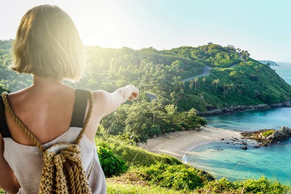 Glückliche Touristin Genießt Den Sonnigen Tag Und Blickt Vom Aussichtspunkt — Stockfoto