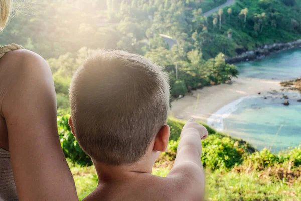 和妈妈坐在一起看美丽的热带亚努海滩的小男孩的背影 普吉岛 旅行家属 — 图库照片