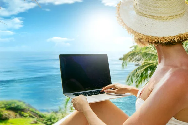 Digitální Nomád Pracující Tropické Pláži Notebookem Žena Bikinách Letní Klobouk — Stock fotografie