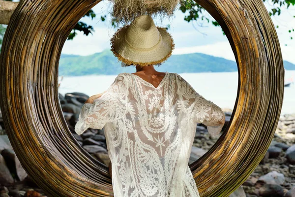 夏のビーチ休暇のコンセプト スイングでリラックスした帽子を持つ幸せな女性のバックビュー 島の振動 熱帯の目的地 天国だ アジア — ストック写真