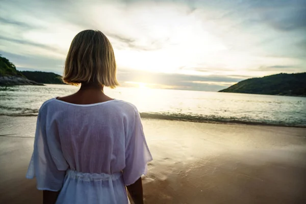 Mulher Viajante Andando Praia Areia Durante Pôr Sol Verão Tropical — Fotografia de Stock