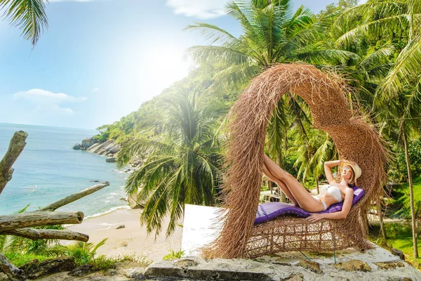 Szczęśliwa Kobieta Relaksująca Się Tropikalnej Pięknej Plaży Palmami Boho Miejsc — Zdjęcie stockowe