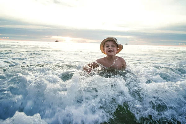 海で遊んだり 泳いだり 波で遊んだりする幸せな少年 熱帯休暇 — ストック写真