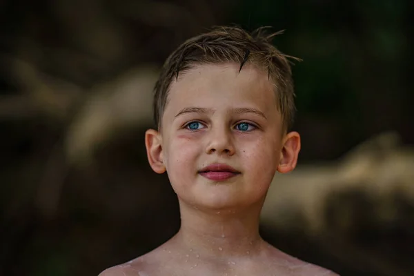 小さな子供のクローズアップ肖像画 屋外をポーズ男性の子供モデル 夏の熱帯の波 幸せな晴れた日 — ストック写真