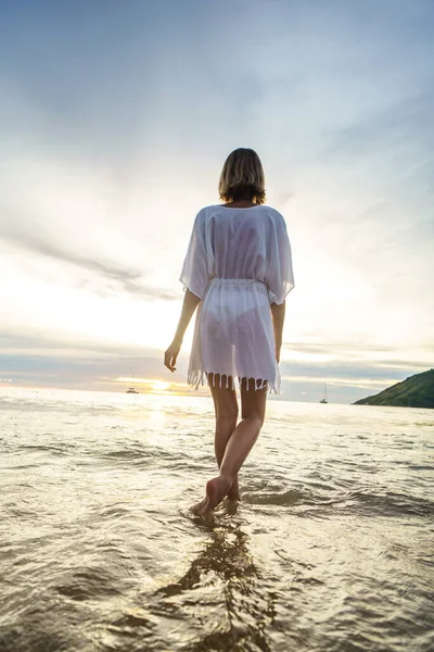 落日下走在热带海滩上的女游客 全照全照 夏天的感觉 — 图库照片