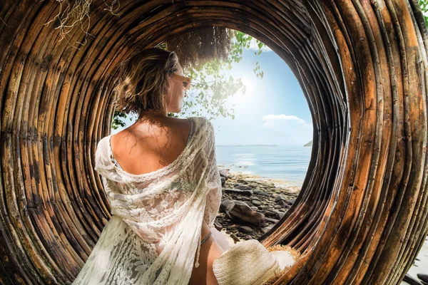 美しいブロンドの女性のバックビューは 竹のスイングに座って タイの素晴らしいコーラルビーチでリラックスしています 旅行者だ 気にしないで 観光コンセプト アジア — ストック写真