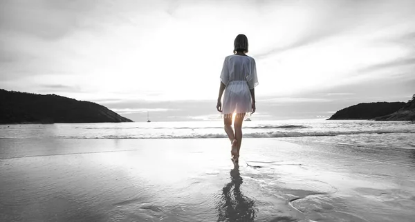 一个沉着的女人在海滩上散步 欣赏日落的背影 旅游概念 岛上的氛围 大量的复制空间 — 图库照片
