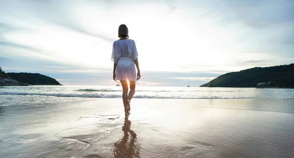 Visão Traseira Mulher Calma Andando Praia Desfrutando Pôr Sol Viagens — Fotografia de Stock