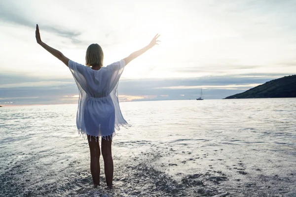 在海滩上手举着手欣赏日落的快乐女人的背影 旅游概念 岛上的氛围 — 图库照片
